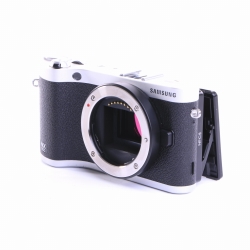 Samsung NX300 Systemkamera (Body) silber (sehr gut)