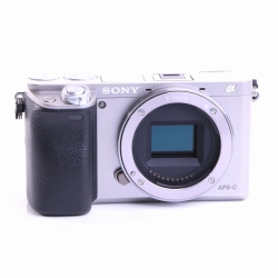 Sony Alpha 6000 Systemkamera (Body) silber (sehr gut)